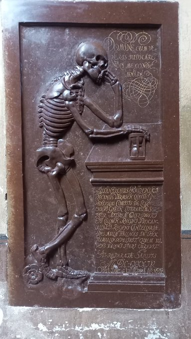 A strong accent from the 17th century epitaph of the church dignitaries Stanisław Bużeński and Andrzej Olszowski. Frombork Cathedral, Poland. ⛪️🇵🇱📜💀☠️