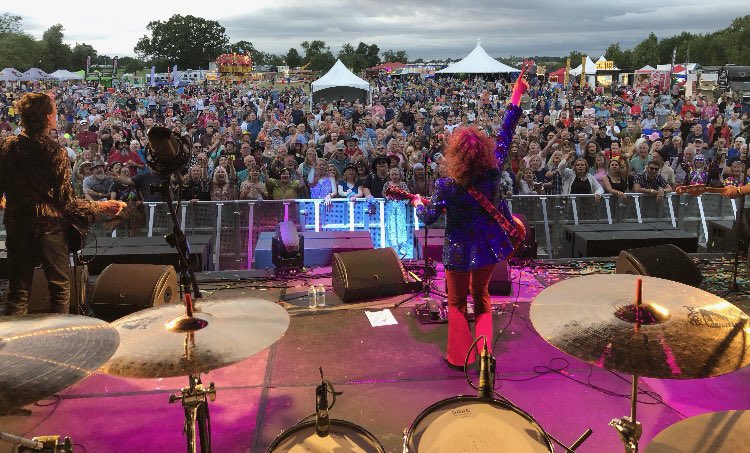 TRextasyBand's tweet photo. What a brilliant evening at @APPFESTUK1 - great audience and good organisation. Thanks to everyone for coming and giving us support! #marcbolan #trex #trextasy @MarcBolan1977 @T_Rex_Official @DemonMusicGroup @BBCGlos #appfest #livemusic #uk #1970s #glamrock #festival https://t.co/5L9C3F3VqQ