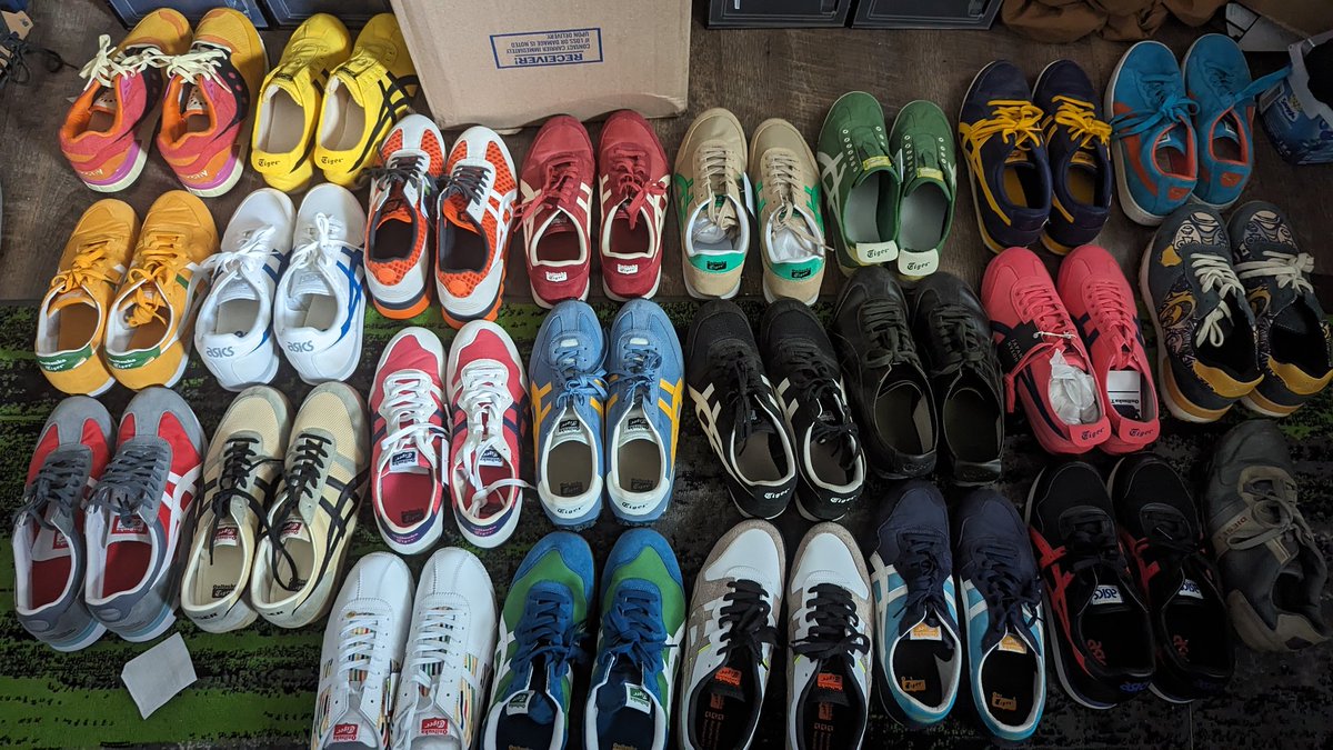 scorptonic's tweet photo. @Chiefs - any of y'all recognize a couple pairs of these @OnitsukaTiger shoes?? 😊😁 https://t.co/eiGH4Jgl1S