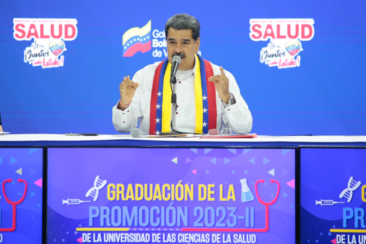 En Venezuela, anteriormente, estudiar medicina era un privilegio de las familias que poseían grandes recursos económicos, pero nuestro Comandante Chávez abrió las puertas de las Universidades para que la educación fuera un derecho para todos y todas, destacó el Pdte.