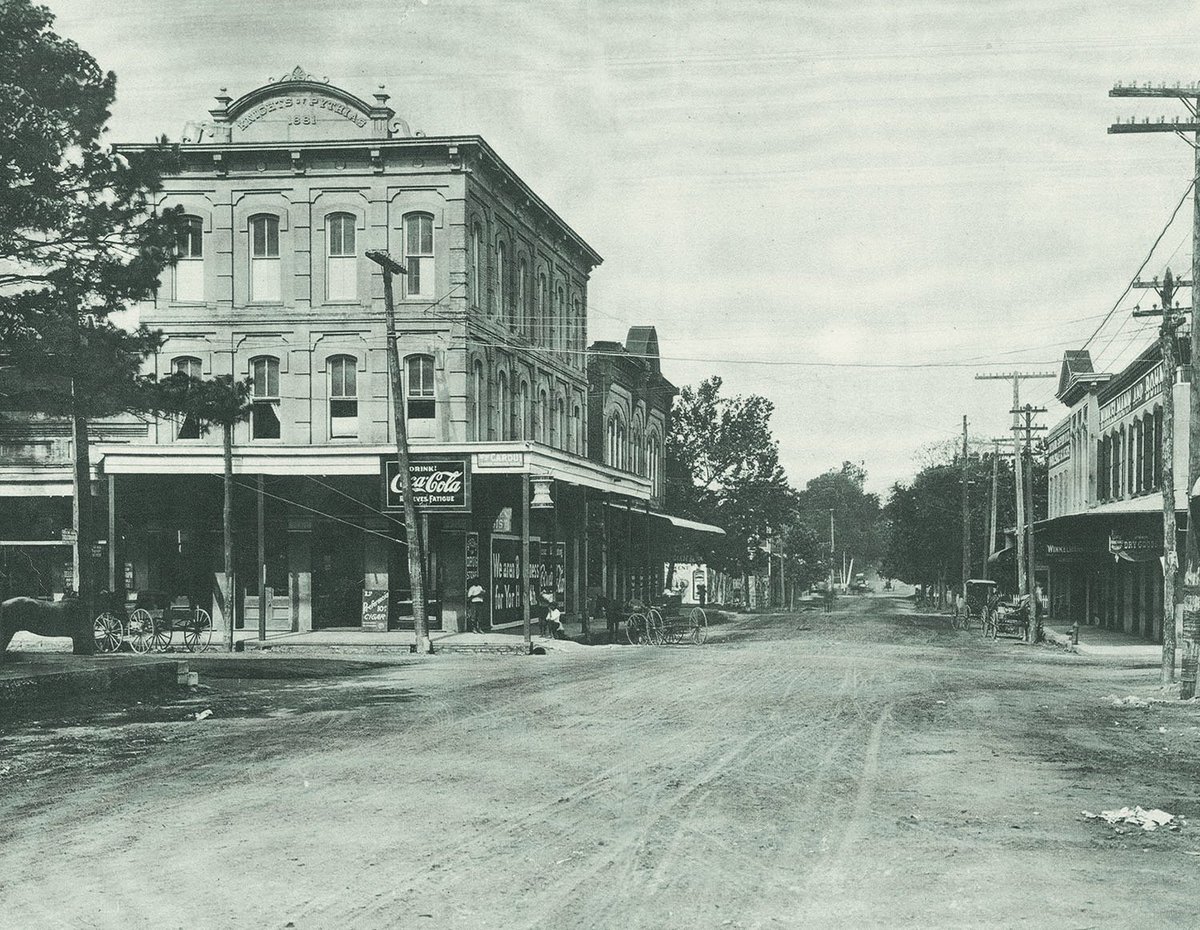 TracesofTexas's tweet photo. A scene in downtown Brenham circa 1910. My guess is that most of these buildings still stand but I'll be danged if I can figure out where, exactly, the photographer was standing when he took this photo.

Courtesy @chamberwashco . https://t.co/sQfl7DGc9B