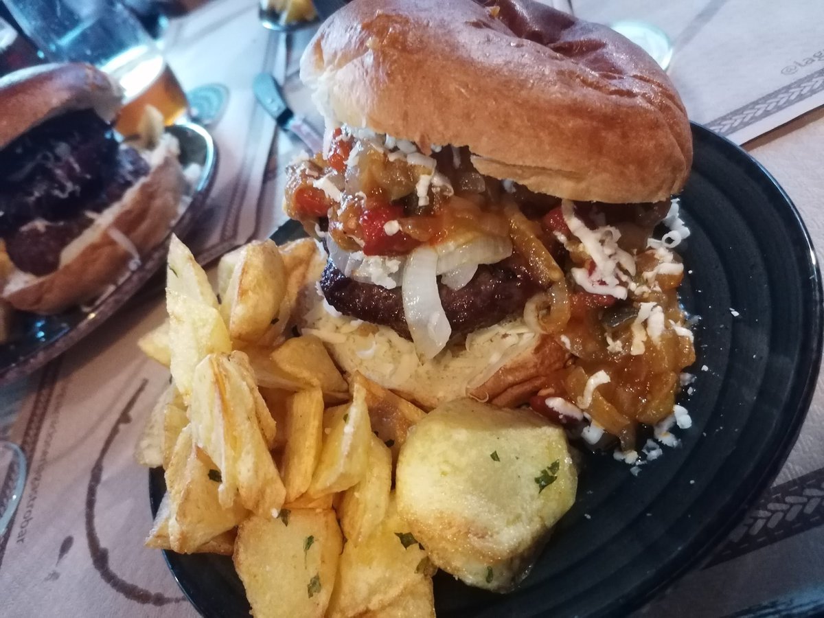 pacoalarconcava's tweet photo. Y una hamburguesa con pisto para reponer en la @GuarniGastro. Con el blanco viura de @Vina_Ijalba bien fresco 🥂 https://t.co/XUhJ0B1xHB