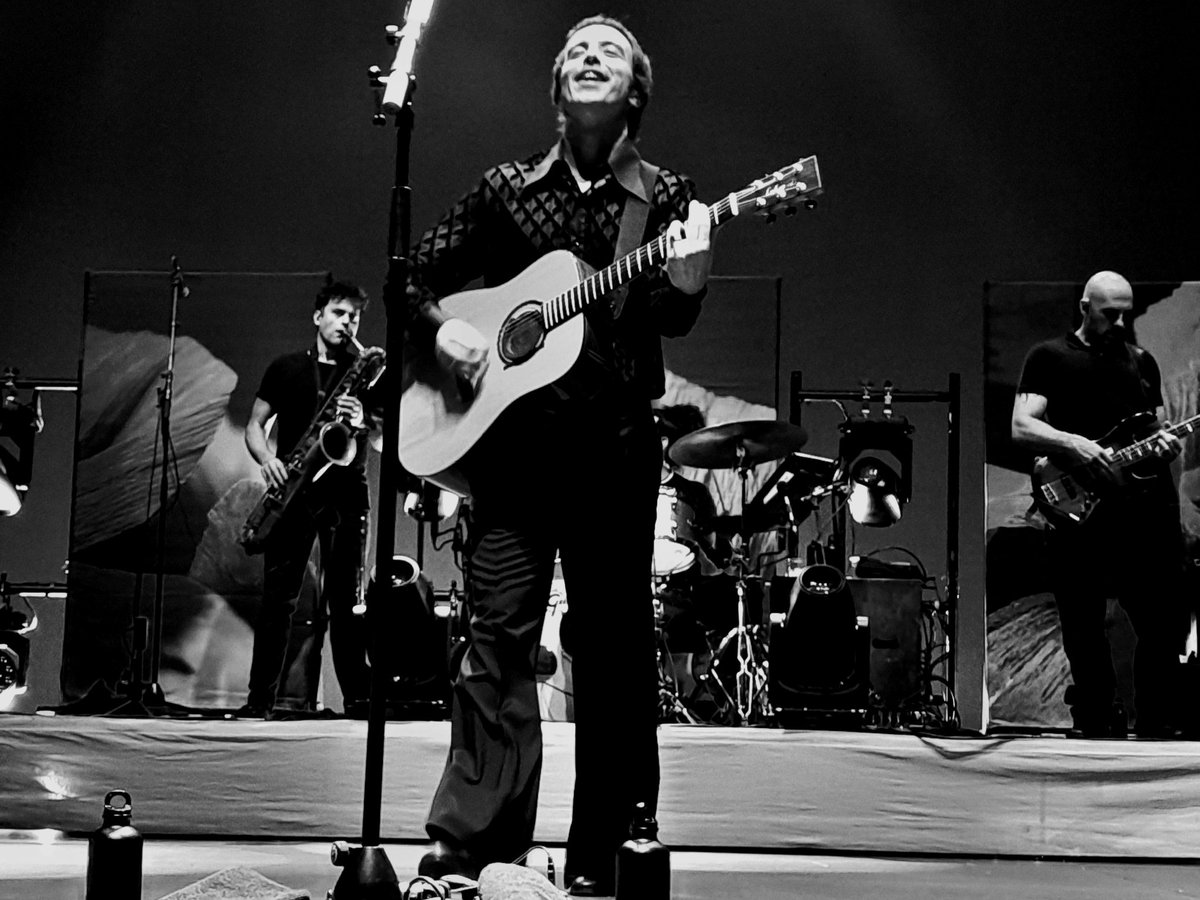 Grazie Antonio e tutta la ciurma.
Serata speciale, tanto così speciale.
Mi rendo conto solo ora che è la prima volta che ti sento dal vivo cantare Rumore. L'altro 27 luglio mi ha fregato.. ero già in viaggio. Ma quel biglietto lo conservo ancora
È stata un'emozione grandissima ❤️