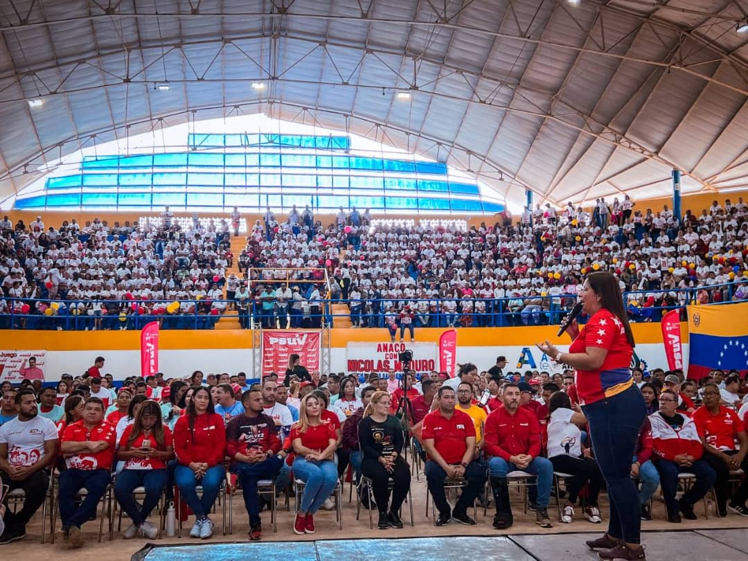NicolasMaduro's tweet photo. ¡Extraordinario Encuentro de Jefas y Jefes de Calle de la luchadora tierra de Anzoátegui! Esta vez, Anaco se llenó de amor, compromiso y alegría con más de 3 mil mujeres y hombres de 6 municipios de la zona centro de este estado. Sé que cuento con ustedes para consolidar la Venezuela libre, independiente y soberana. ¡Vamos pa’ lante pueblo amado!
