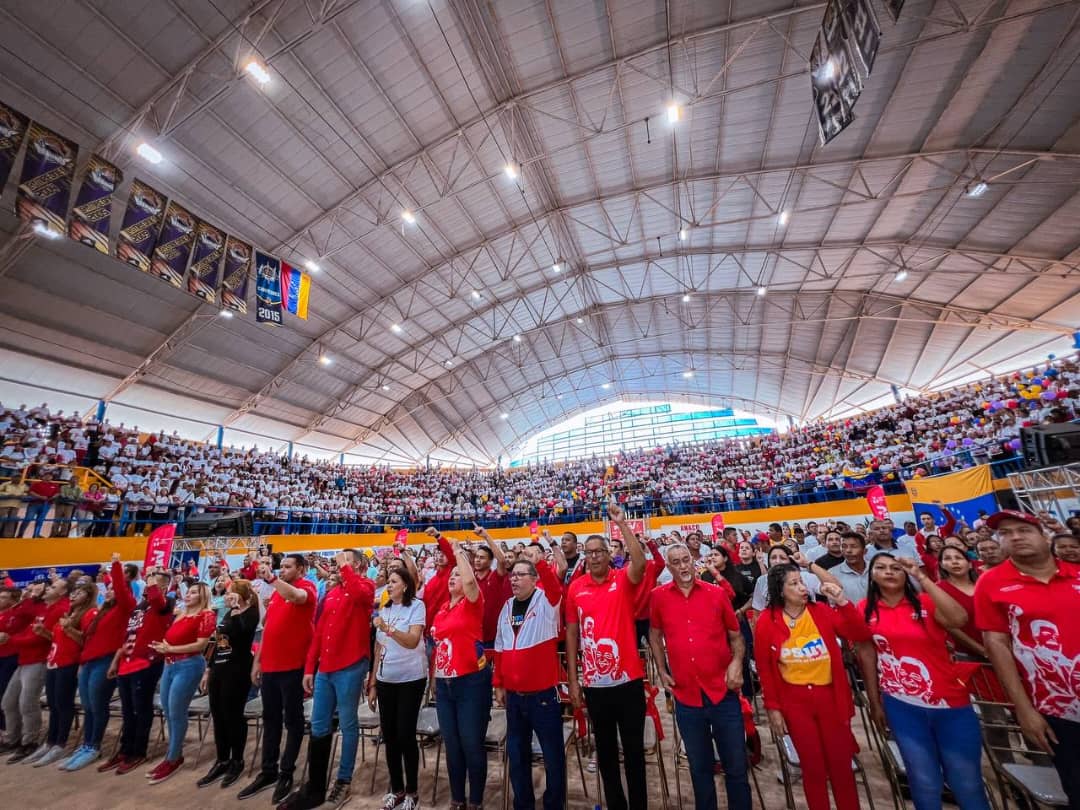 NicolasMaduro's tweet photo. ¡Extraordinario Encuentro de Jefas y Jefes de Calle de la luchadora tierra de Anzoátegui! Esta vez, Anaco se llenó de amor, compromiso y alegría con más de 3 mil mujeres y hombres de 6 municipios de la zona centro de este estado. Sé que cuento con ustedes para consolidar la Venezuela libre, independiente y soberana. ¡Vamos pa’ lante pueblo amado!