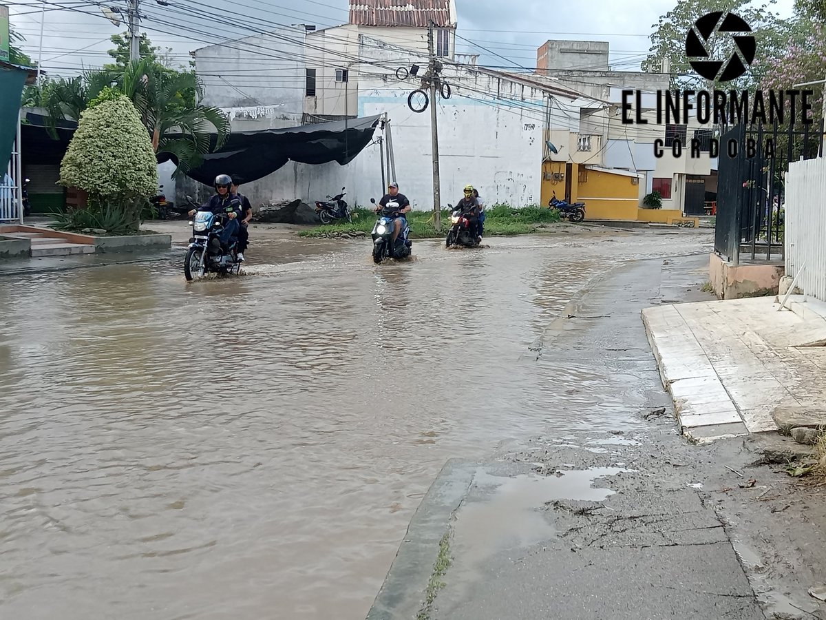 elinformanteCor's tweet photo. Habitantes de la urbanización campo alegre en la margen izquierda le hacen un llamado @monterialcaldia para que este pozo de agua que se encuentra en la sea intervenido, esto se encuentra en la  Carrera 1w con calle 31a y 31b ya que cada vez que llueve se hace un charco de agua . https://t.co/gOOAdcF4aH