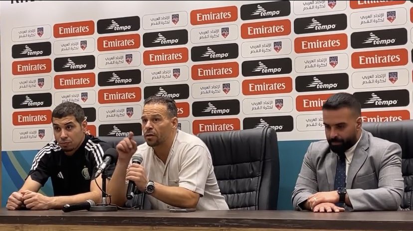 استفزني وانا مو هلالي يقهر بشكل يحاول يستفز الصحفين الي موجودين🤢🤢🤢