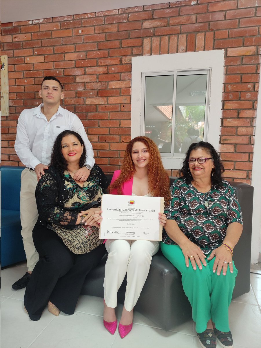 unab_online's tweet photo. 🎉🎓 ¡Hoy es un día especial en nuestro campus El Jardín! Estamos llenos de emoción al celebrar la graduación de nuestros nuevos profesionales. ¡Felicidades por este logro tan importante!
#GradosUNAB https://t.co/ablQDFDlbV