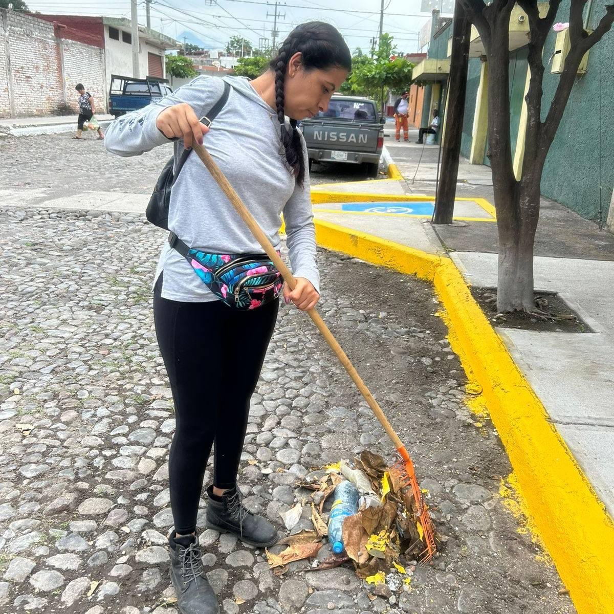 ColimaMunicipio's tweet photo. ¡Una ciudad limpia es responsabilidad de todas y todos🙌!
Limpia el frente de tu casa y deposita la basura en su lugar. Por un #ColimaLimpio y ordenado ponemos #ManosALaObra! https://t.co/K7omXjwBGV