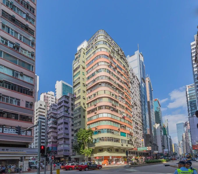 DBen2023's tweet photo. #DiscoverHongKong Info: There're ~ 80 McDonald’s in #HKG that are open 24 hours a day. They're good for travelers to meet &amp; stay &amp; better than many expensive but cramped, messy, dirty &amp; smelly hostels with 3-tier bunks inside dilapidated bldgs in #HK. #WanChai (Scam😡). #Cheatinn https://t.co/bgq96u0NK7