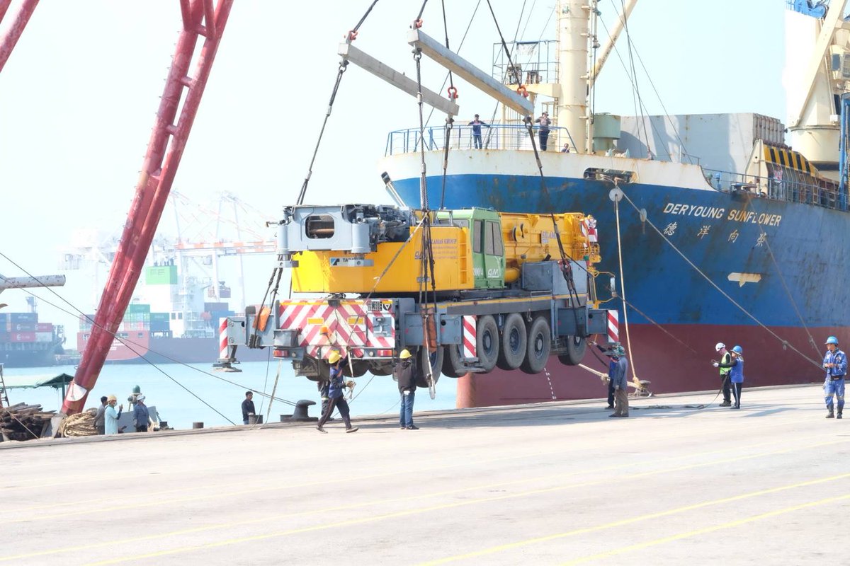 Seaprojectsvn's tweet image. Loading heavy mobile cranes at #tancanghiepphuoc port for transporting to #laemchabang port