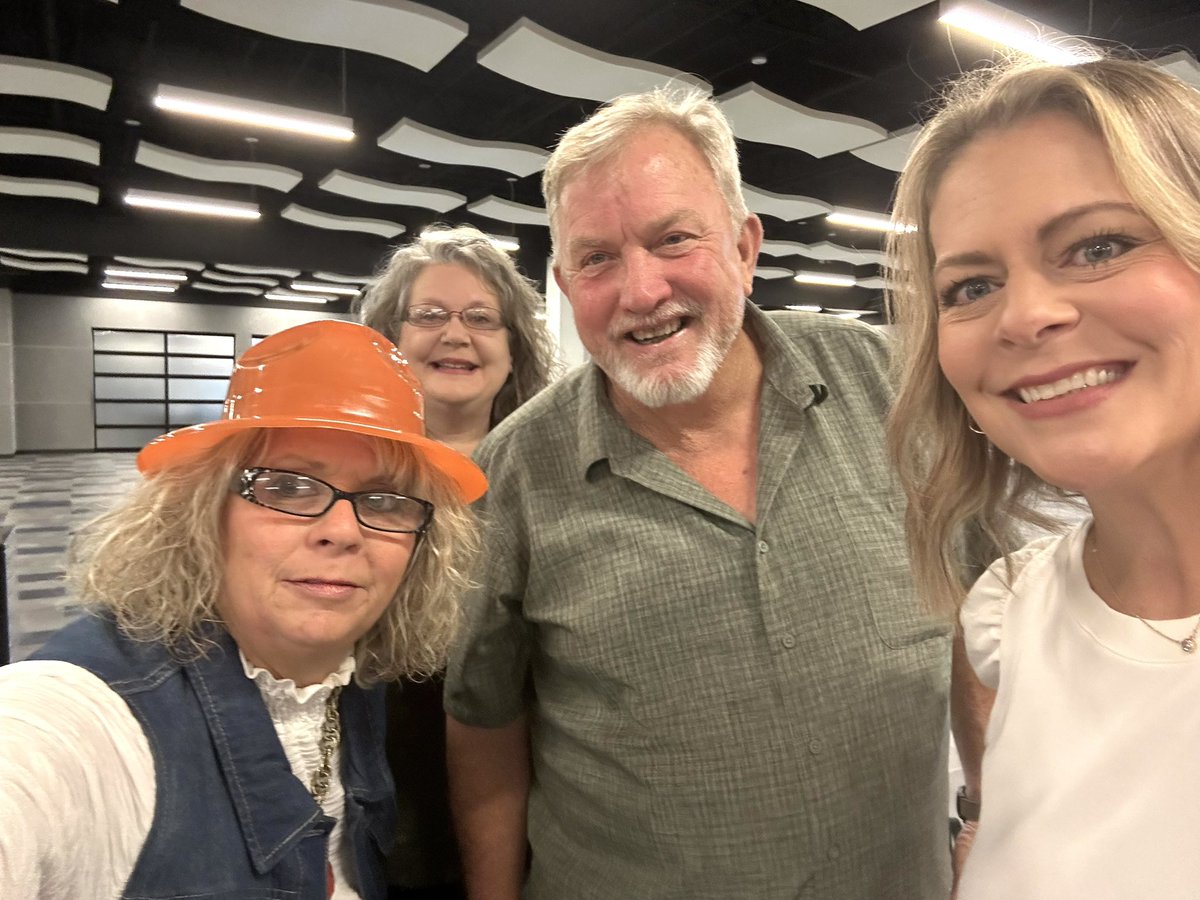 amykeith23's tweet photo. When you love your job and the people you work with, you understand how fortunate we are to be Kaufman Lions.  Grateful for all the folks that make this district special.  It’s always a great day to be a Kaufman Lion.
#BeTheDifference #BeOrangeNotGreen https://t.co/r8pTxndkoE