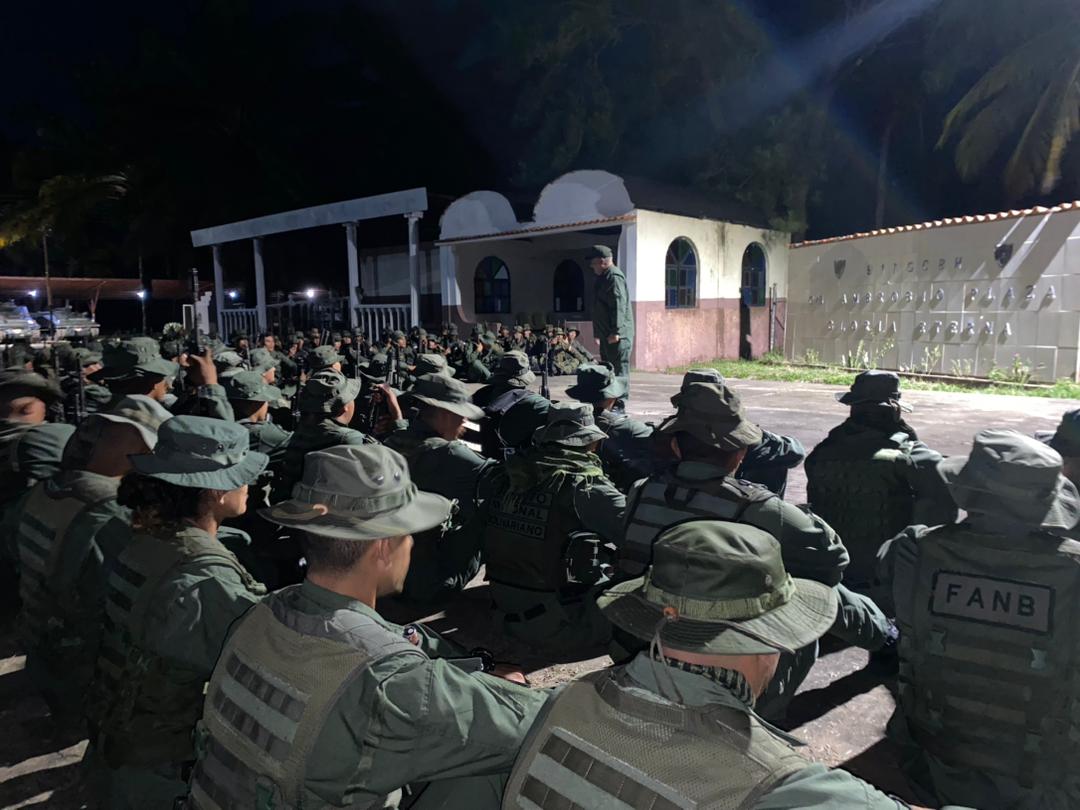 📌El MG. Lenín Ramírez, Cmdte de la REDILL, paso revista a las #URRAS de Combate, Carabobo y Aragua, acantonadas en las instalaciones Fuerte Carreño en Elorza Edo. Apure, constatando el alto apresto operacional, la moral, y el bienestar del personal.

#ApureEsNuestro 🇻🇪