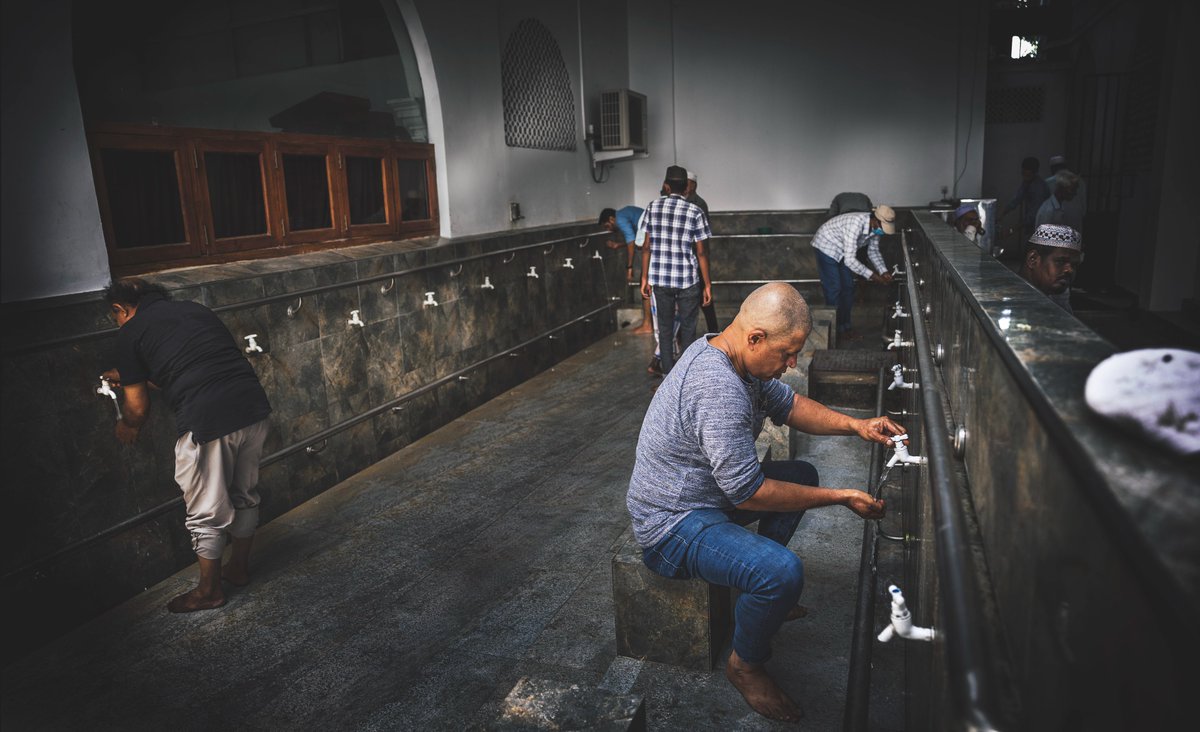 S_MorningLight's tweet photo. WUDU
#Muslims perform the #ritual act of #purification – #washing of the face, head, arms &amp; feet – before #middayprayers at the #DewatagahaMosque, in #CinnamonGardens, #Colombo. Shot #onassignment for @PanosPictures &amp; @DIE ZEIT in Jun 2023. More@ https://t.co/BFu21wi9Fh #wudu https://t.co/dmqXNsI10H
