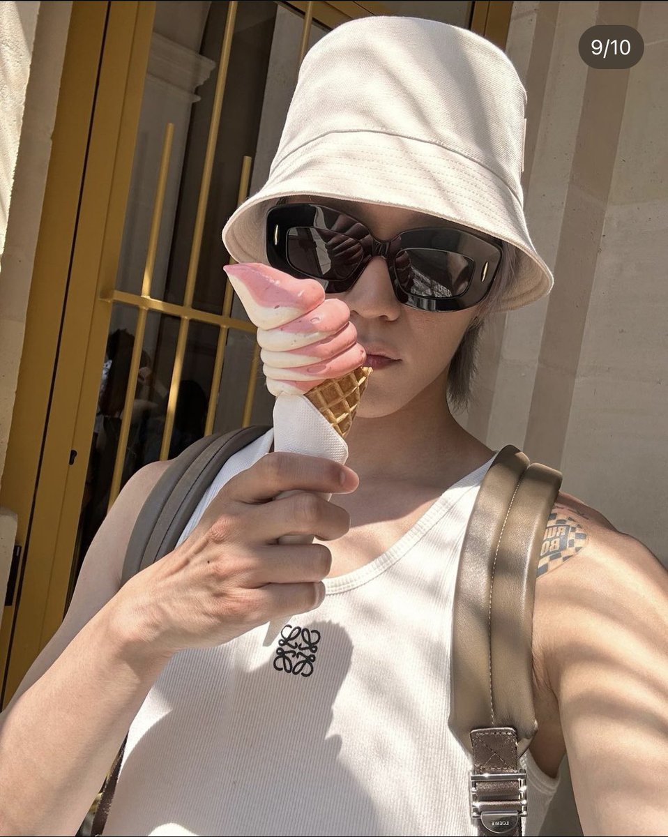 rarune01's tweet photo. 【LOEWE オススメアイテム】

NCT127テヨン着用🇰🇷
LOEWE夏のコーディネート☀️

#LOEWE #NCT127 #テヨン #ファッショ�� #メンズファッション #メンズコーデ #スタイリスト https://t.co/mBZ6rtM4Db