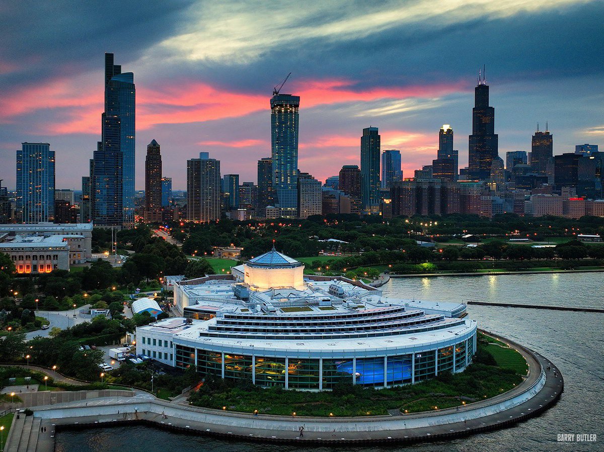 barrybutler9's tweet photo. Shedding Some Light on the South Loop on Thursday.  #weather #sunset #chicago #news #ilwx https://t.co/t3kcKJrvLi