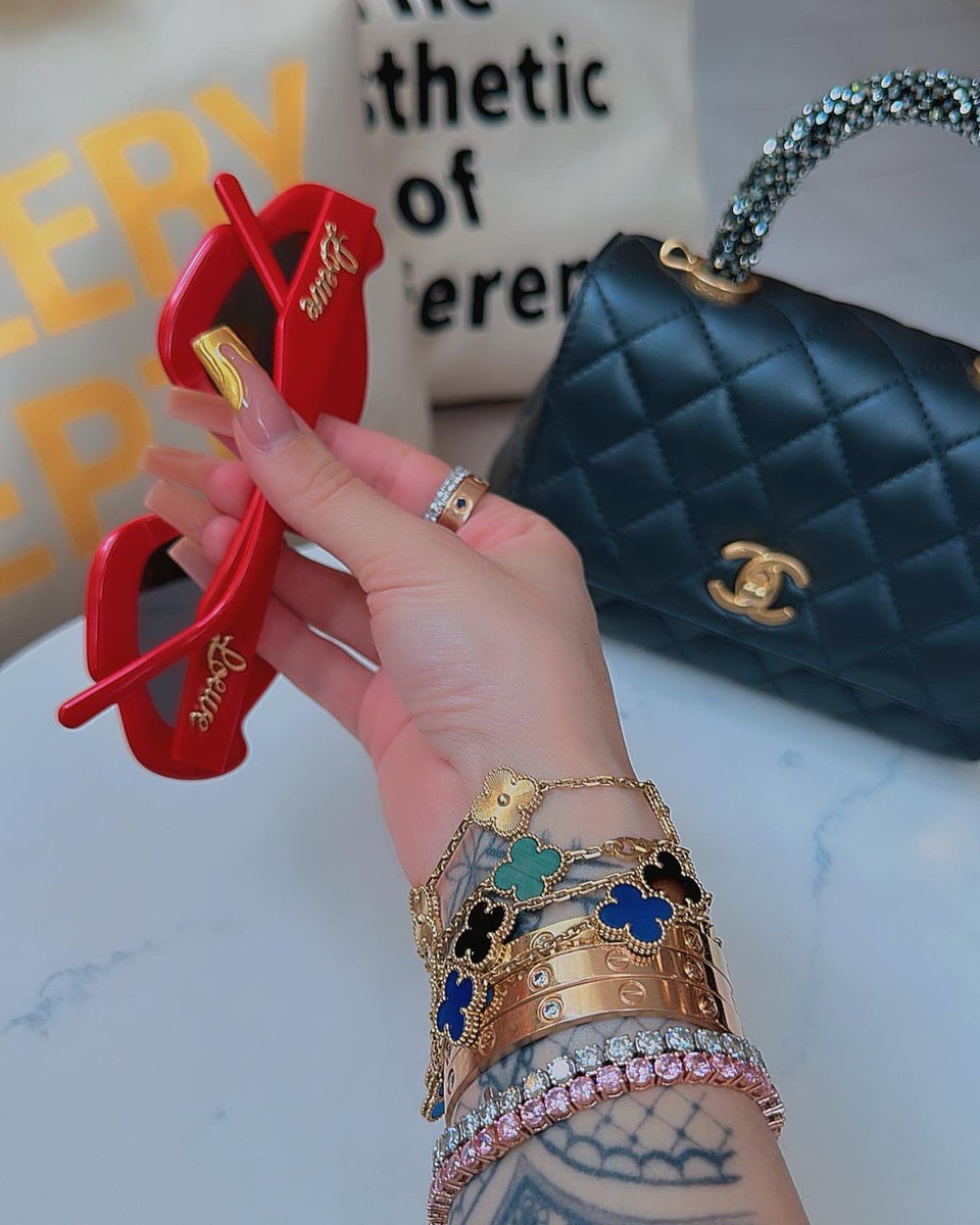 BeanieMinajj's tweet photo. right wrist Van Cleef. 💎 https://t.co/nRi15Eyt0F