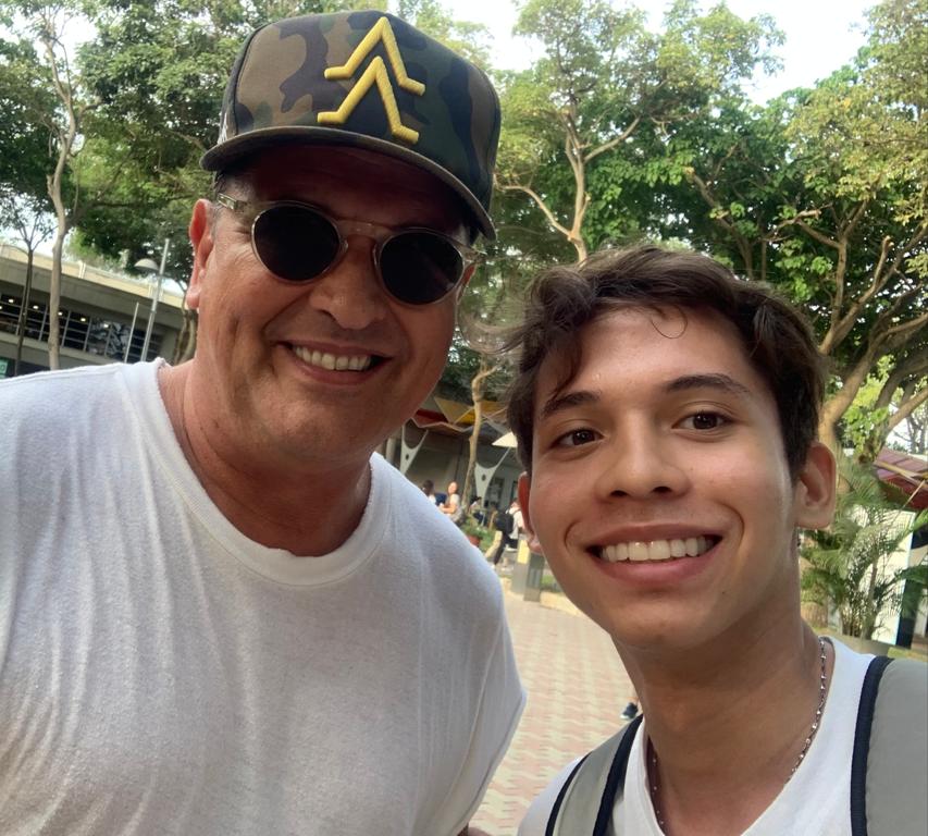 sebasduarteme's tweet photo. Hoy iba caminando en la U y de la nada me encontré a Carlos Vives. https://t.co/c3LFn5x6PQ