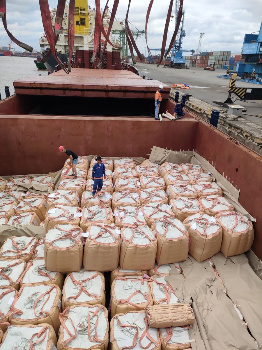 Seaprojectsvn's tweet image. Transporting coffee in bags from Vietnam to a port in baltic sea