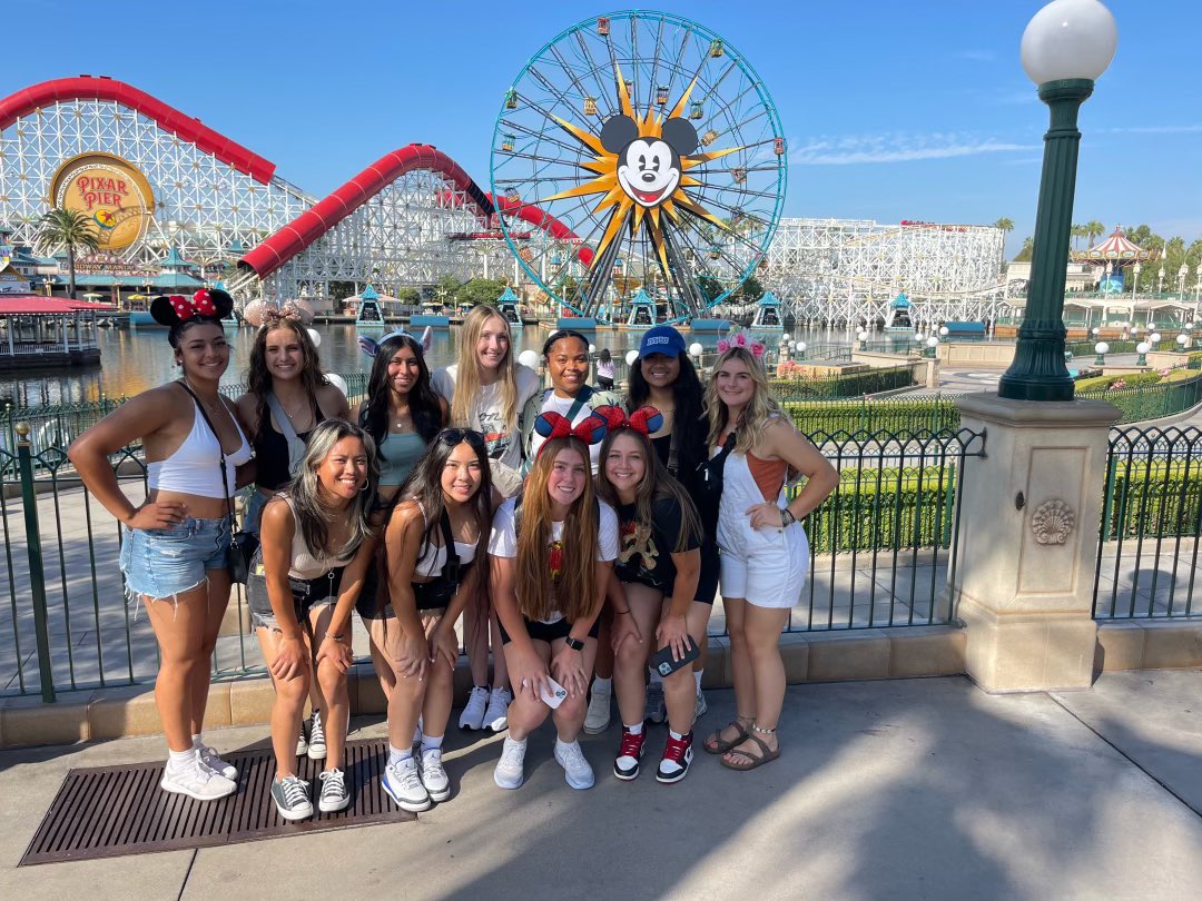 lexiyra2024's tweet photo. I wish the best of luck to all 15 of my teammates moving into college. Growing up alongside these girls has been a privilege for not only me as an athlete but more as a person. Thank you for being you! I love you all 🫶🏽  @UniversalTatro https://t.co/pyL8oyMgxq