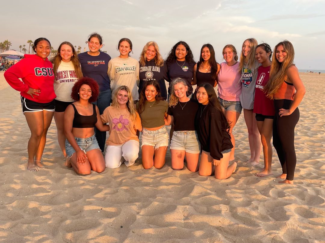 lexiyra2024's tweet photo. I wish the best of luck to all 15 of my teammates moving into college. Growing up alongside these girls has been a privilege for not only me as an athlete but more as a person. Thank you for being you! I love you all 🫶🏽  @UniversalTatro https://t.co/pyL8oyMgxq