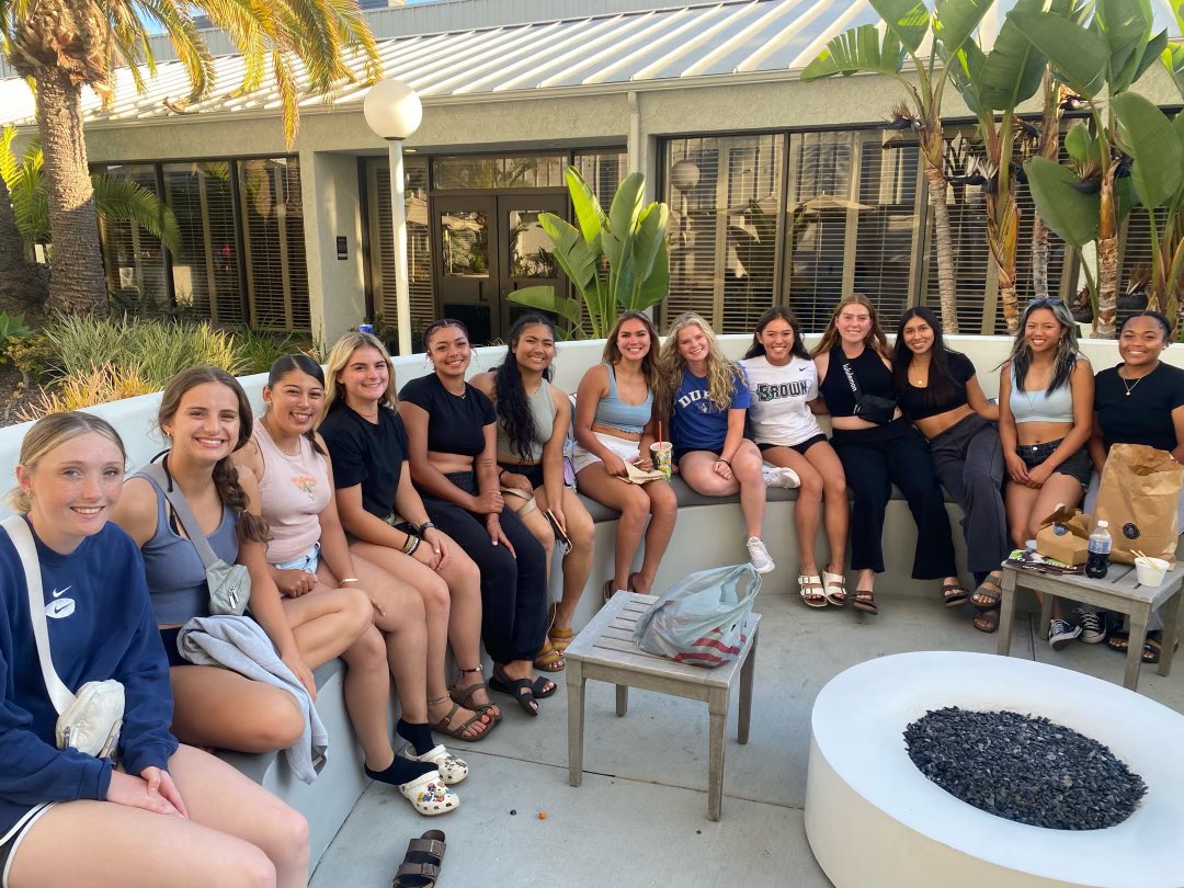 lexiyra2024's tweet photo. I wish the best of luck to all 15 of my teammates moving into college. Growing up alongside these girls has been a privilege for not only me as an athlete but more as a person. Thank you for being you! I love you all 🫶🏽  @UniversalTatro https://t.co/pyL8oyMgxq