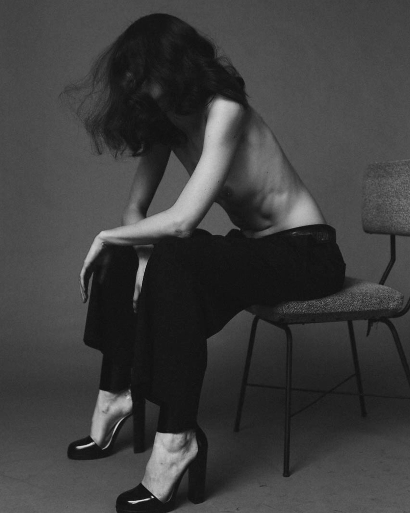 fbertolaeth's tweet photo. In this captivating black and white photograph, stylist @maurodemestria beautifully captures the sophisticated genderless aesthetic. Fashion speaks its timeless language as we delve into the art of photography. https://t.co/5KF3OmesPK