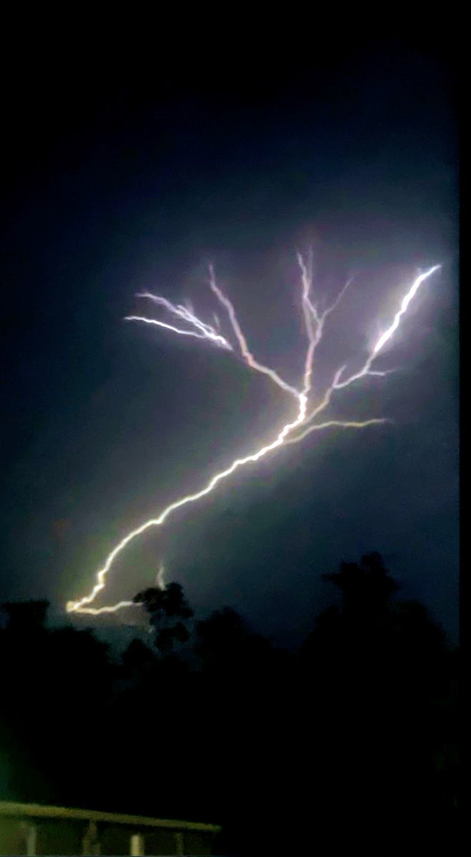 ChrisChasing91's tweet photo. @Twisted_Mandi @ryanhallyall @BluekandyWX Took this picture of this gorgeous lightning https://t.co/qRzTLA0uOR