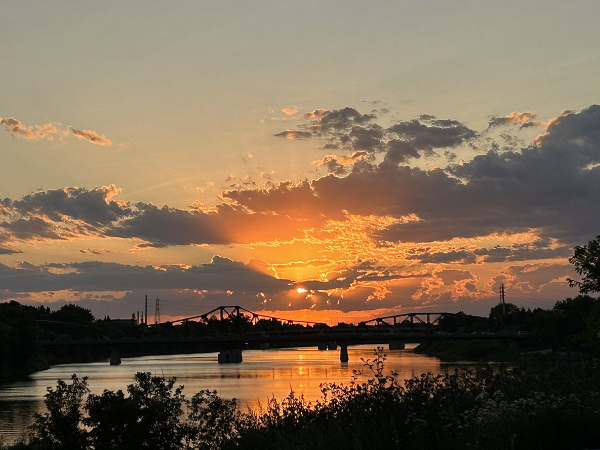 dawnio's tweet photo. ✨Winnipeg Sunsets ✨ https://t.co/EjbObFobLj