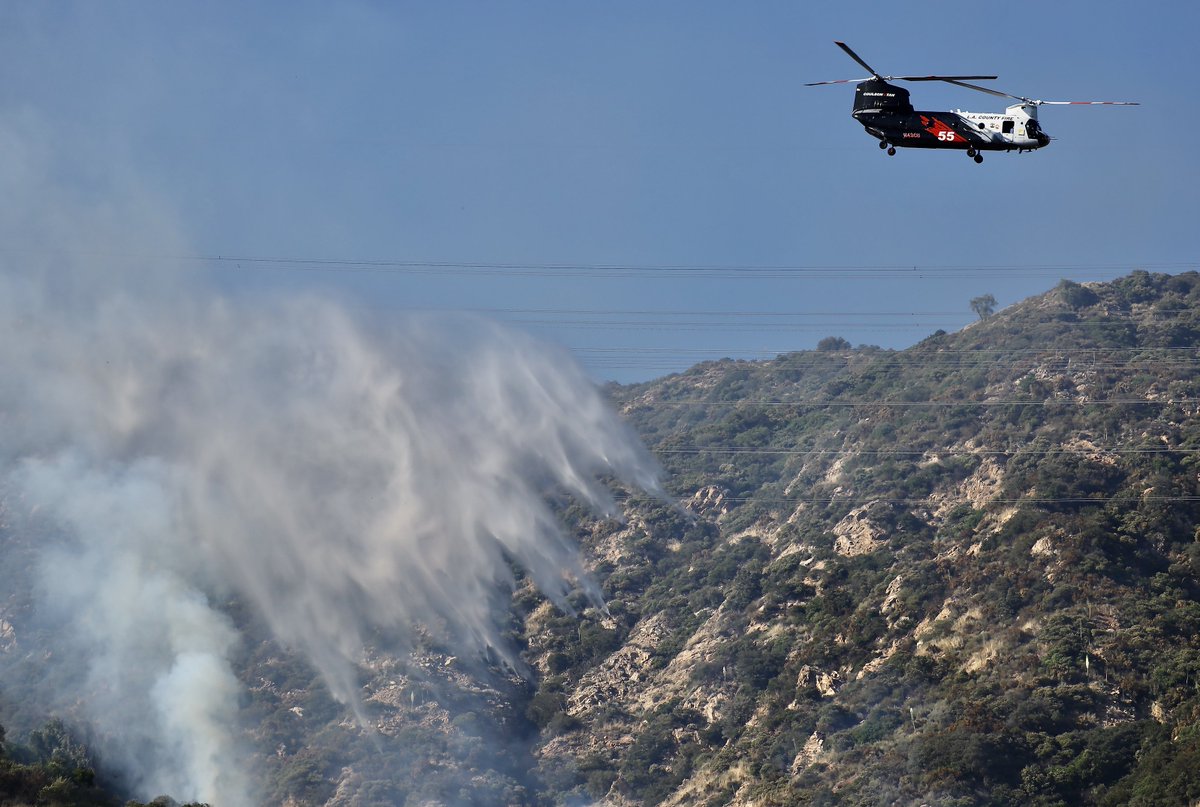 ShorealoneFilms's tweet image. Air Power over the #brushfire above #Altadena  #Teamwork in the skys gets the job done. @LAFDAirOps @LACoFireAirOps @CoulsonAviation #AvGeek #HeloPower 07-27-23