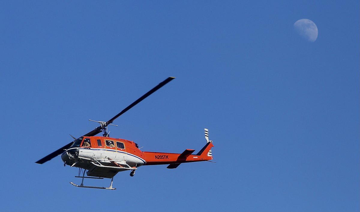 ShorealoneFilms's tweet image. Air Power over the #brushfire above #Altadena  #Teamwork in the skys gets the job done. @LAFDAirOps @LACoFireAirOps @CoulsonAviation #AvGeek #HeloPower 07-27-23