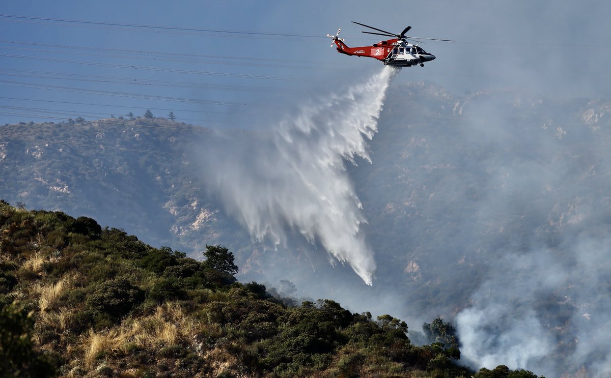 ShorealoneFilms's tweet image. Air Power over the #brushfire above #Altadena  #Teamwork in the skys gets the job done. @LAFDAirOps @LACoFireAirOps @CoulsonAviation #AvGeek #HeloPower 07-27-23