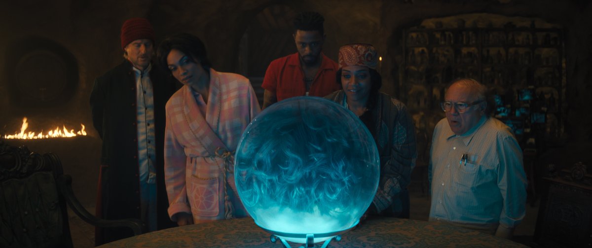 EmiNRCine's tweet photo. #MansiónEmbrujada es una película entretenida con múltiples referencias a la atracción. LaKeith, con su personaje depresivo y sus momentos hilarantes, es el MVP de esta nueva edición.

Centrándose más en la comedia que en el "horror" infantil, es una opción para ver en familia. https://t.co/Rj9C7hxiK8
