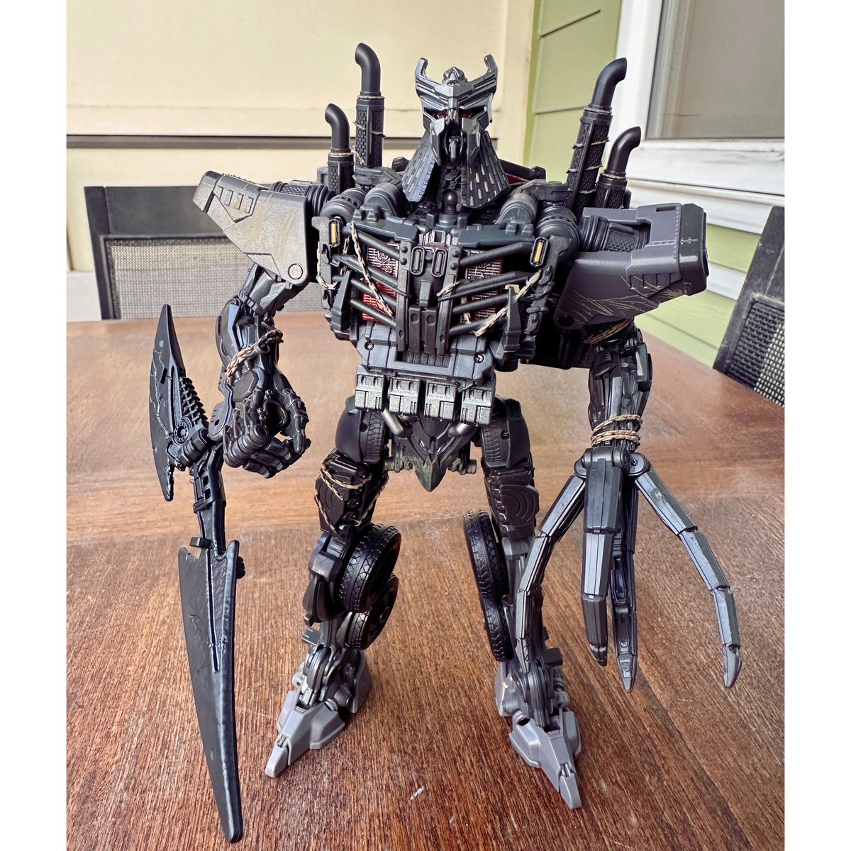 danni_dolphin's tweet photo. Omg I’m in love with #scourge 🥰
#transformersriseofthebeasts #transformersscourge #transformersstudioseries #transformerstoys #toycollector #toycollection #geek #geekygirl #toyphotography #toygeek https://t.co/WtDngSgFrg