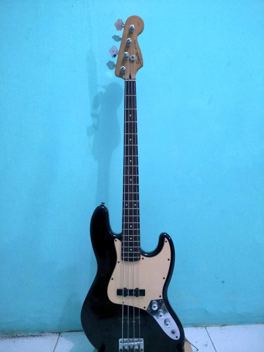 ditobagussadewo's tweet photo. bismillah! FOR SALE! bass squier by fender jazz bass standard series! original Indonesia 🙏🏼🙏🏼🙏🏼 https://t.co/bP5zfBxvWX