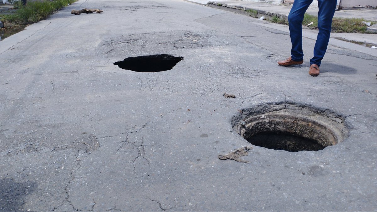 hernan_comunik's tweet photo. Vecinos de la Av. 101 con Brasil de La Coromoto, municipio Girardot exigen a las autoridades reparación del sistema de tuberías, situación que ha afectado la vía. https://t.co/CR6o1TQiKG