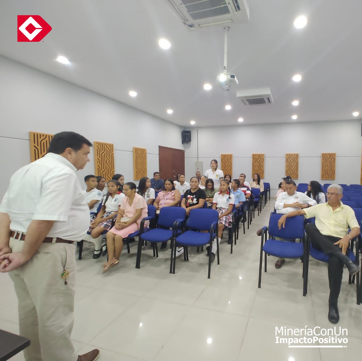 DrummondLtdCo's tweet photo. ¡Llevamos el programa de #BecasDrummond🎓📚 a todos los rincones del corredor minero! Estuvimos en barrios, veredas y corregimientos de los municipios de nuestra área de influencia en el Cesar socializando🗣️ los procesos de inscripción y selección de la versión 2024 del programa. https://t.co/17H4IkNw3Y