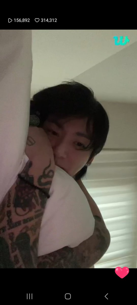 bts_shei's tweet photo. O QUE ACABOU DE ACONTECER AQUI HOMEM PELADO SEM ROUPA https://t.co/XhWv5qDgYR