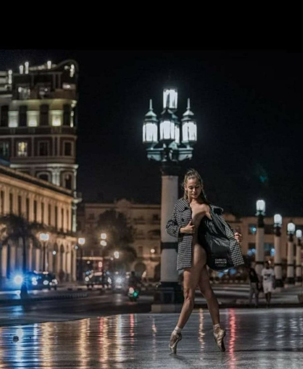 La tarde se le durmió en los ojos, encendió su mirada tanto sol, sus pupilas jamás cerraron las ventanas, la luz traía consigo la verdad.