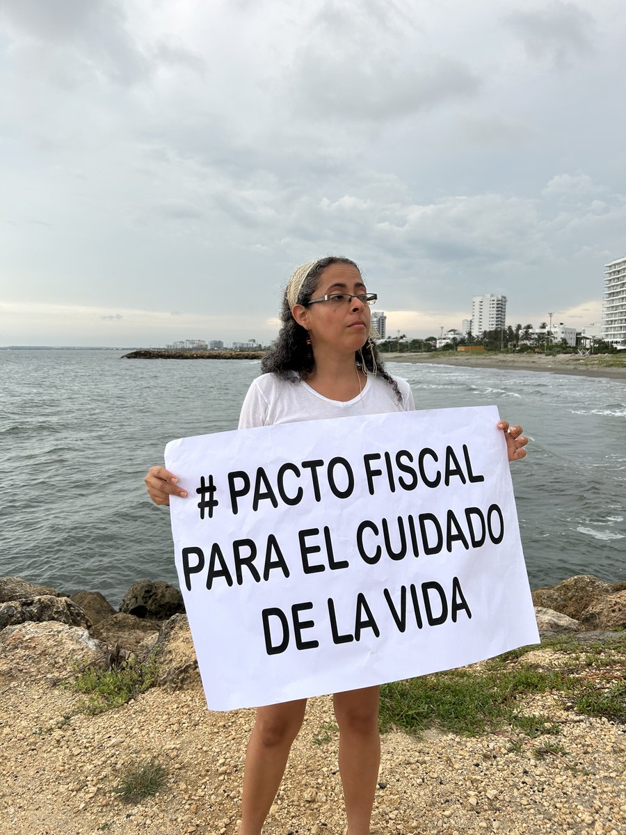 deudaxclimamx's tweet image. Los Estados deben invertir 💰 para combatir la violencia de género, asegurar la colectivización del cuidado y el acceso efectivo a salud sexual y reproductiva. Nos solidarizamos con les activistas que demandan en la #CumbreCartagena que la #LaDeudaEsConLosDerechos