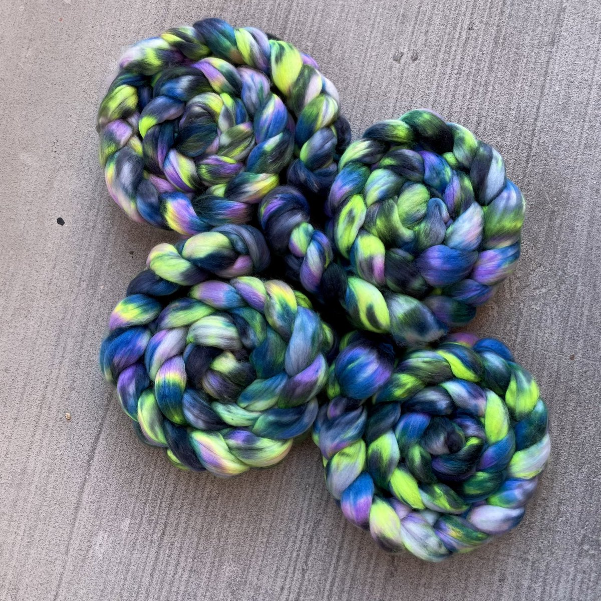 sheepnspace's tweet photo. ✨Chasing Fireflies✨is here and it’s dyed on lusciously soft superwash merino! This colorway is a beautiful palette of nighttime adventure! Each braid weighs a little over 4 ounces. 
https://t.co/xorHg72M1r https://t.co/BIp2yYuOQg