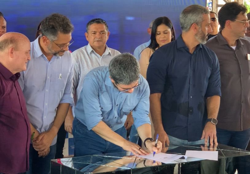 GPSNEWS_MCP's tweet photo. Senador @randolfeap, conseguiu mais da metade do recurso necessário para o Porto Hidroviário de STN, auxiliou na articulação para DNIT licitar asfaltamento de três lotes da BR-156 – 180 quilômetros de vias a serem recuperadas, investimento de R$740 milhões. #Gratidão Senador. https://t.co/RHFAG1bakW