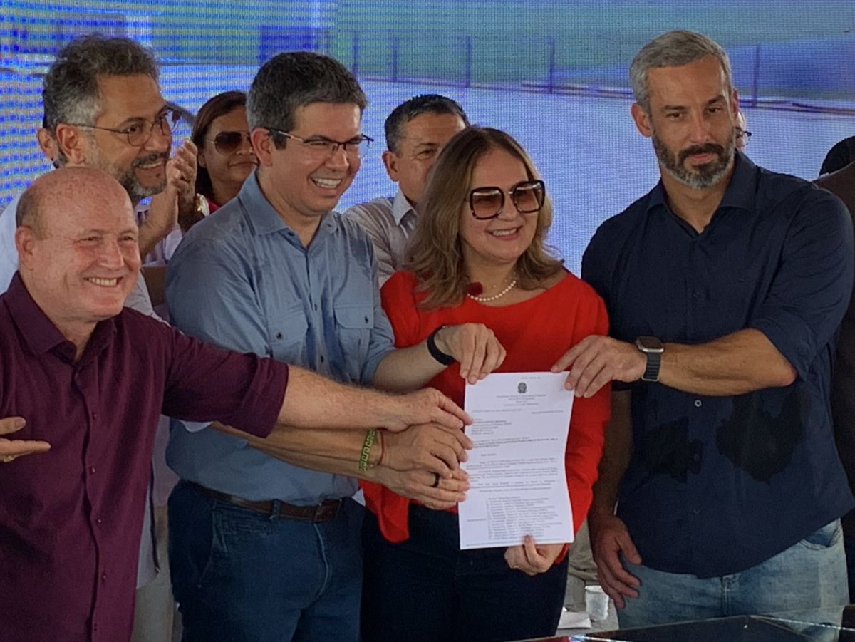 GPSNEWS_MCP's tweet photo. Senador @randolfeap, conseguiu mais da metade do recurso necessário para o Porto Hidroviário de STN, auxiliou na articulação para DNIT licitar asfaltamento de três lotes da BR-156 – 180 quilômetros de vias a serem recuperadas, investimento de R$740 milhões. #Gratidão Senador. https://t.co/RHFAG1bakW