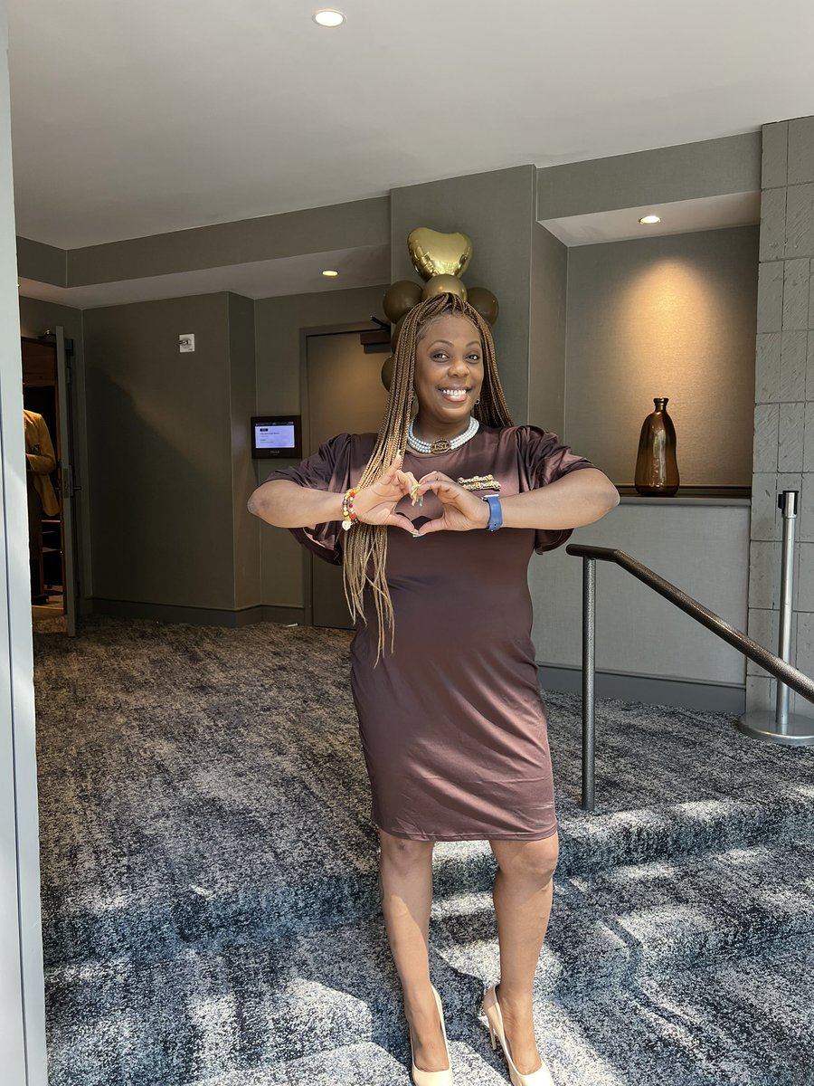SheKnowsSports's tweet image. When you’re an Iota Sweetheart &amp;amp; an SGRho, sometimes you have to play two parts 🤎💛💙 #OwSweet #EEYIP #60ThConclave2023