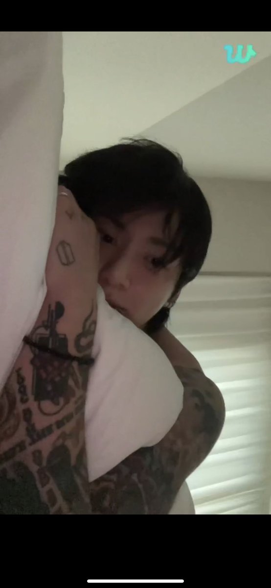 Divanixya's tweet photo. IS HE FUCKIN NAKED https://t.co/Mk7zAPTXjc