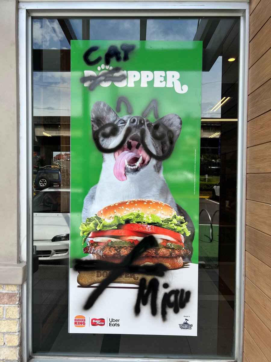 BurgerKingCR1's tweet image. ¡Estamos haciendo las investigaciones respectivas por el vandalismo cometido ayer en nuestro restaurante de San Pedro!

Hemos recibido mensajes preocupados por los materiales alterados de nuestra campaña Dogpper®️, les aseguramos que daremos con los responsables. 🔥😤