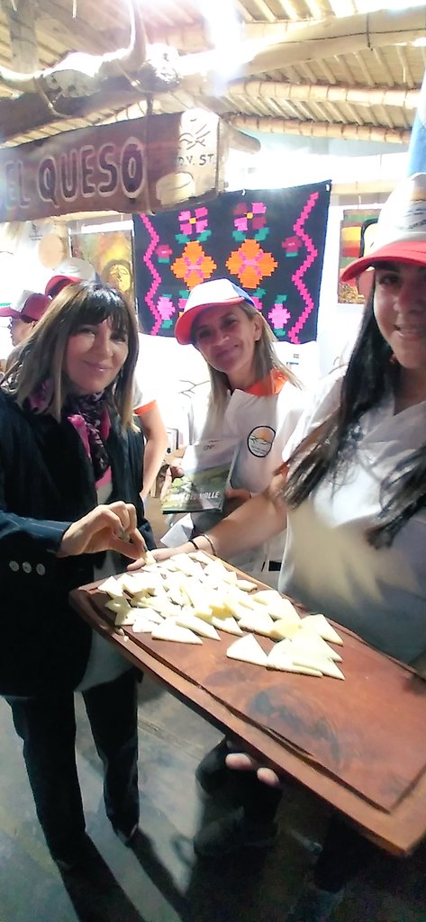 stellamcordoba1's tweet photo. 👍🏻Ya estamos compartiendo la 7° edición de la #ExpoInterior, en el hipódromo de Tucumán.
👉🏻 Te invito a visitarla y conocer todo el potencial de nuestra provincia en cada stand de los municipios y comunas. https://t.co/RSiu66Xu82