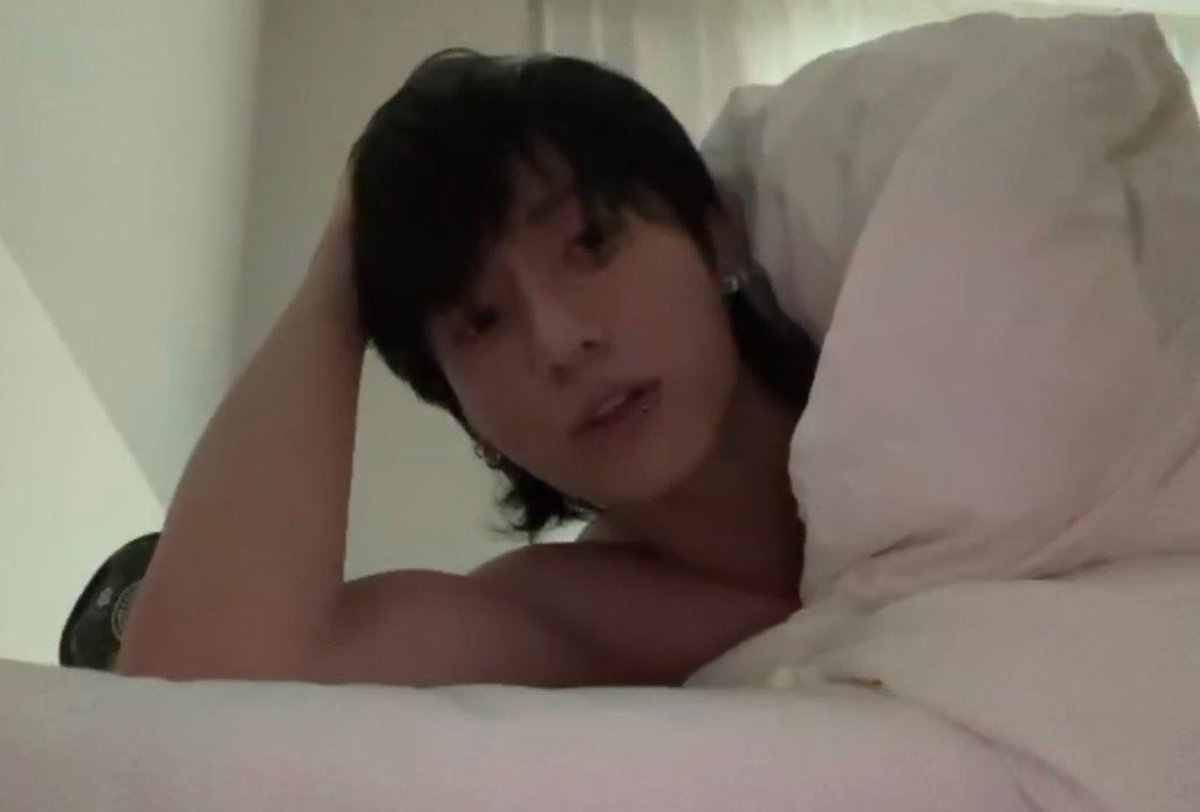 charts_k's tweet photo. Jungkook Weverse Live 3

https://t.co/6NGuDxFWOk https://t.co/9g9uKRPfUA
