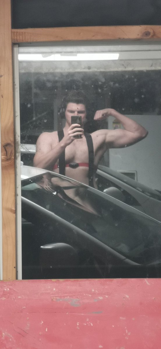 CleedosBTW's tweet photo. The lighting in the garage be complimenting me https://t.co/IxwbaEJLRC