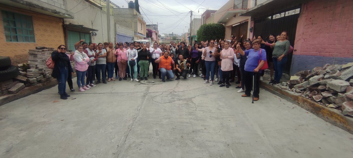 JesusEDistrito6's tweet photo. La Lealtad se siente, hoy en la comunidad de #CiudadCuauhtémoc
se siente a nombre de @alfredodelmazo  mujeres empoderadas.

Agradecido por la muestra de su calidez y #Lealtad a #ADM

#Distrito6
#Ecatepec https://t.co/OwD3z0G3SB